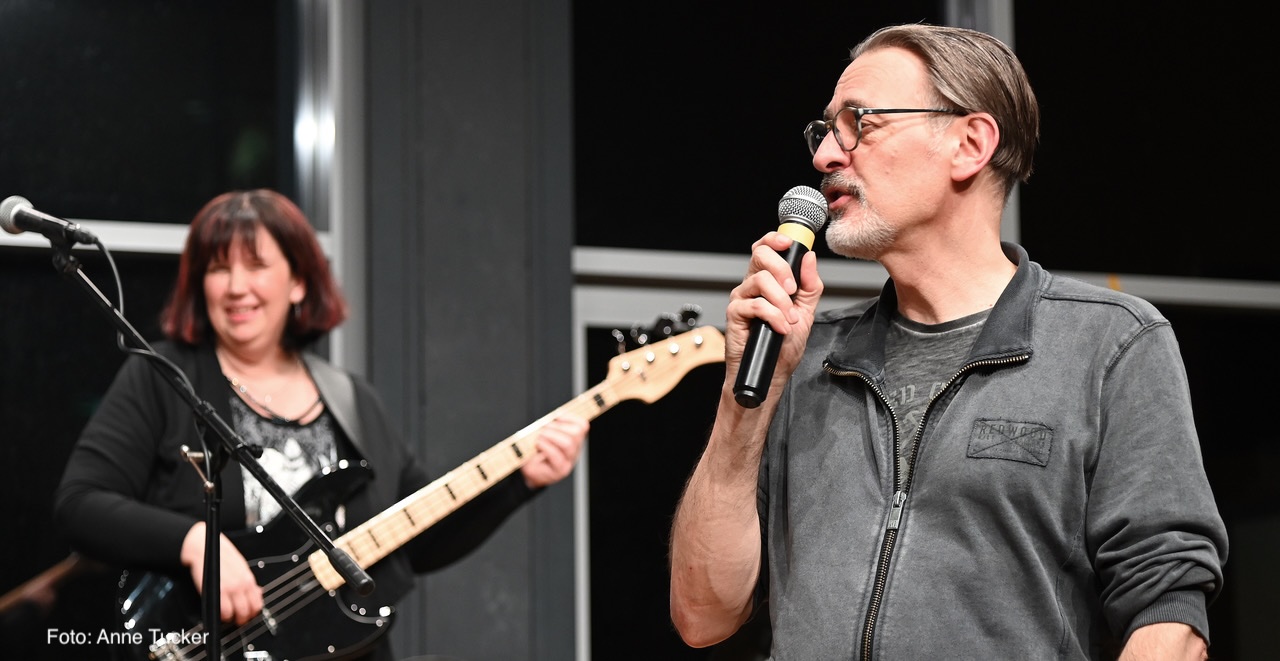  Rolf Fahlenbock führt durch den Abend der E-Gitarren 