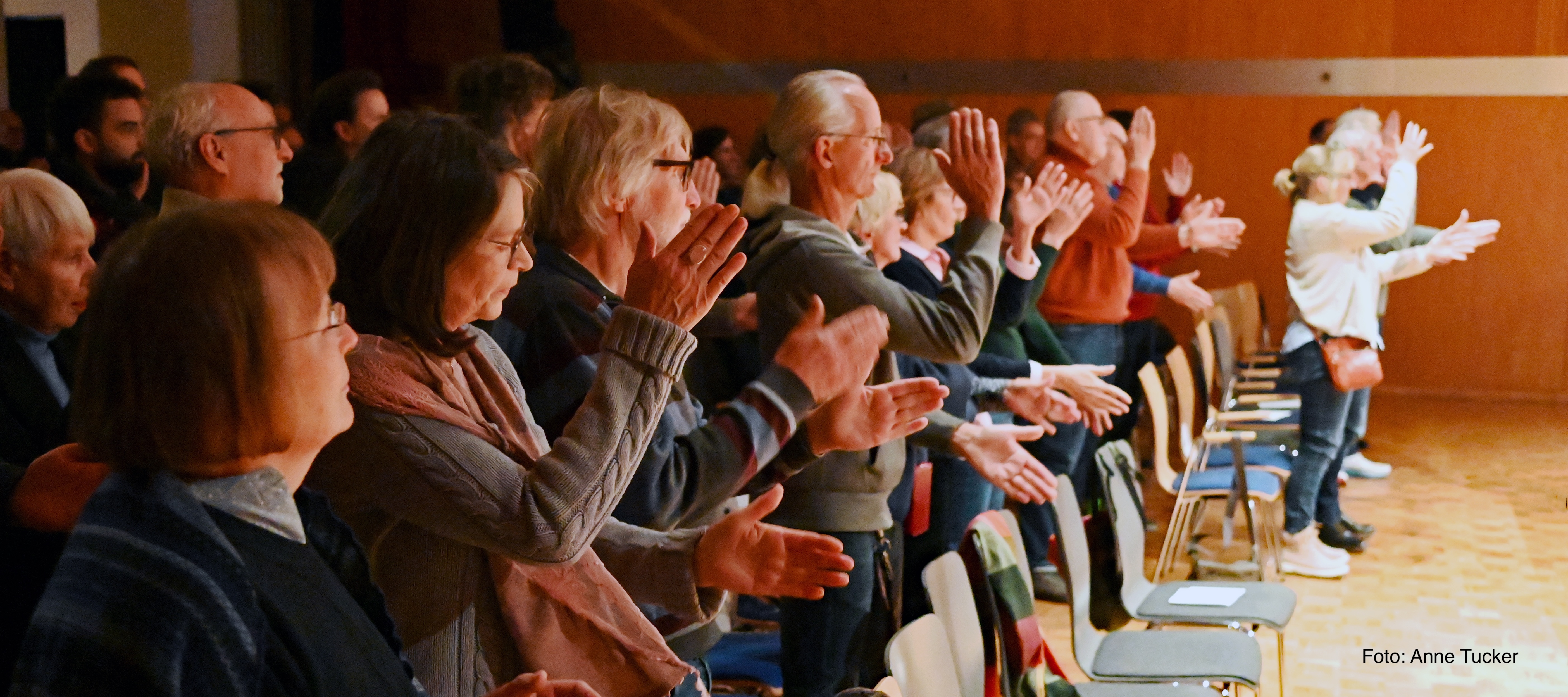  auch das Publikum zu animieren 